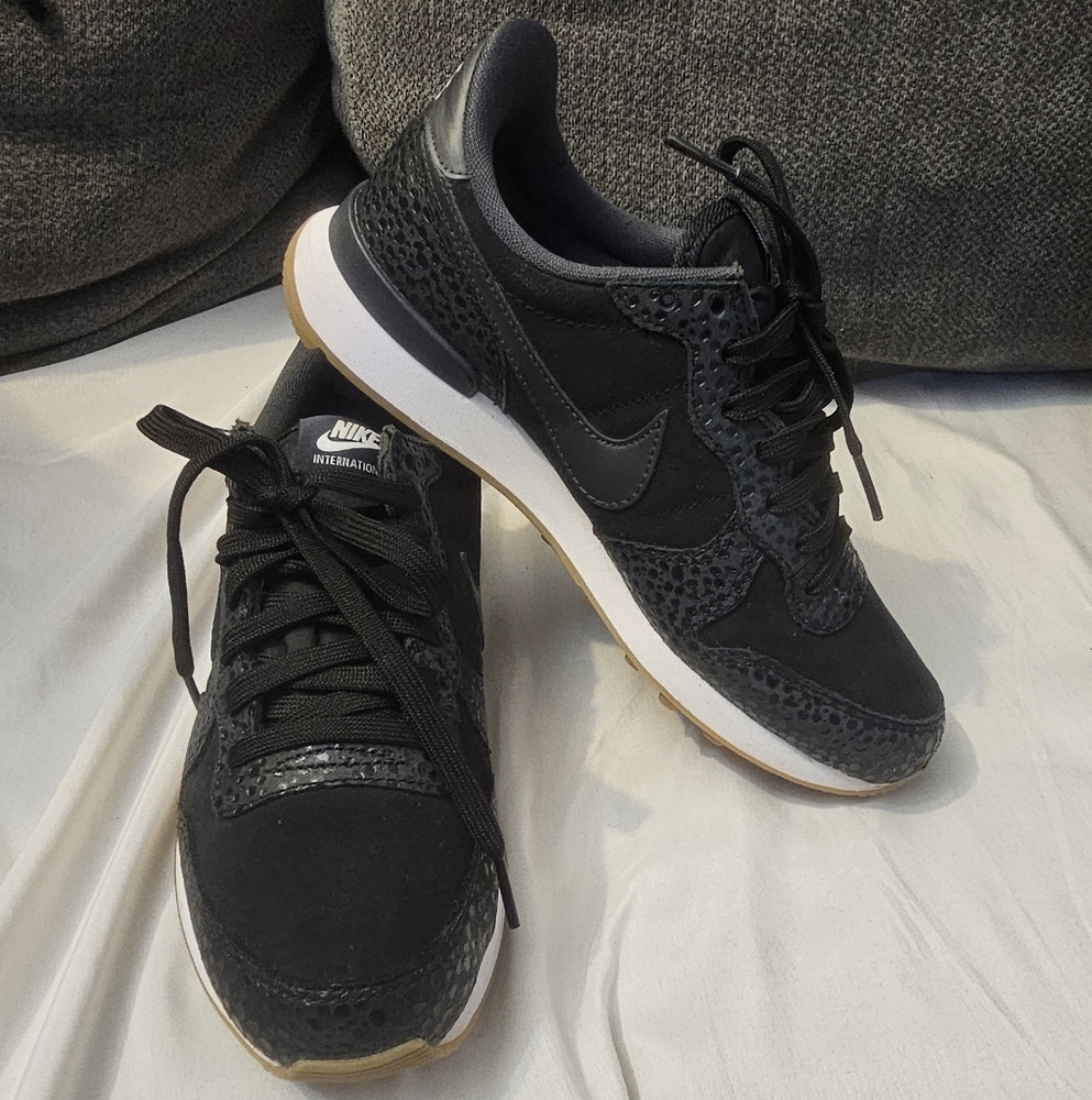 Nike Internationalist Black/Anthracite – Women's Size 6 (828404-003)